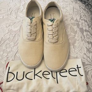 Lace up canvas sneakers. Size 9M. NWOT!